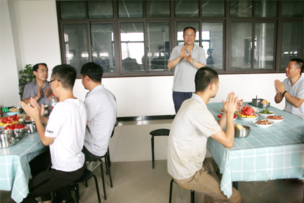科步首批訂單順利完成，公司舉行慶功宴